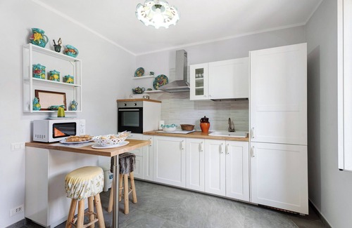 Brebbia Apartment | Apartment 'Al Vecchio Pozzo' with Private Terrace, Wi-Fi and Air Conditioning