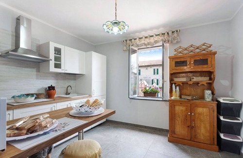 Brebbia Apartment | Apartment 'Al Vecchio Pozzo' with Private Terrace, Wi-Fi and Air Conditioning