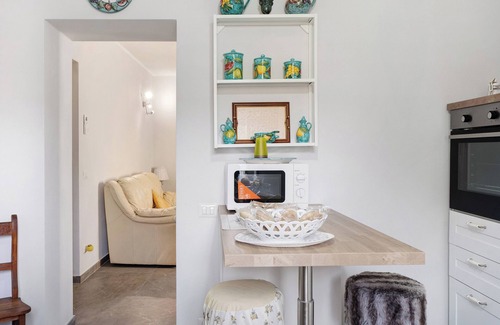 Brebbia Apartment | Apartment 'Al Vecchio Pozzo' with Private Terrace, Wi-Fi and Air Conditioning