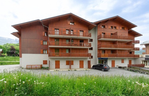 Albiez-le-Vieux Apartment | Apartment 'Albiez' with Mountain View, Shared Pool and Wi-Fi