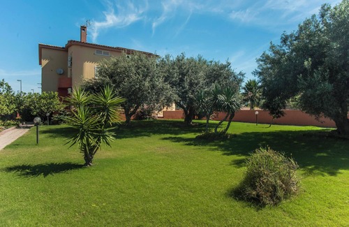 Villa San Pietro Apartment | Apartment "Alice" with Mountain View, Wi-Fi, A/C, Terrace & Garden