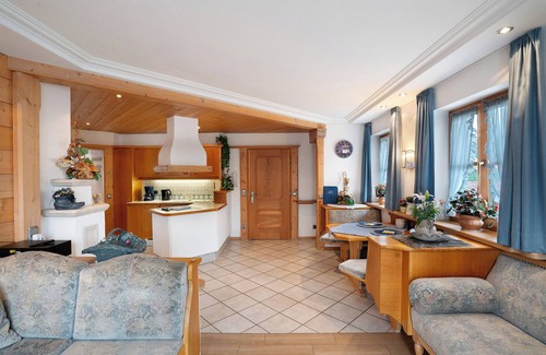 Mittenwald Apartment | Apartment 'Alpengoldstern Nr 6' with Mountain View, Private Terrace and Wi-Fi