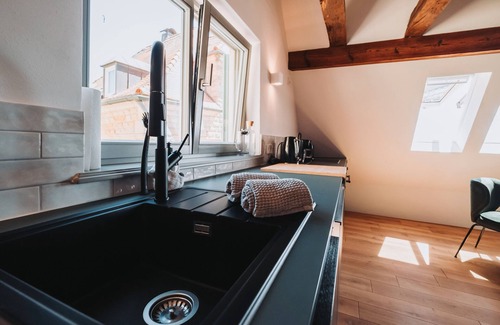Gleisweiler Apartment | Apartment "Altes Pfarrhaus - Galerie" with Shared Terrace & Wi-Fi