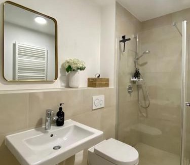 Schoenefeld Apartment | Apartment am Flughafen, Glasfaser-Internet, Waschmaschine
