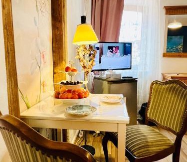 Malterdingen Apartment | Apartment Amelie - Zimmer mit TV, W-Lan, Mikrowelle und Kühlschrank, Bad mit Dusche