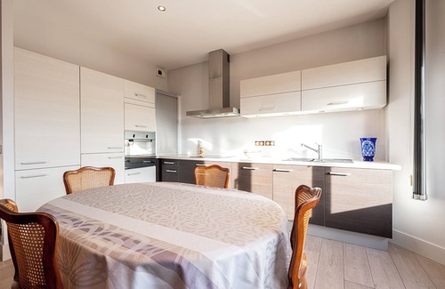 Annecy Old Town Apartment | Apartment 'Annecy - Le 10' with Balcony, Wi-Fi and Air Conditioning