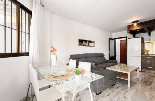 Teatinos Apartment | Apartment 'Apartamento Mefistofeles' with Private Terrace, Wi-Fi and Air Conditioning
