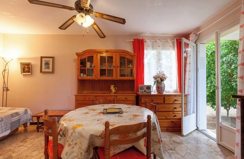 La Seyne-sur-Mer Apartment | Apartment 'Appartement Dans Cadre De Verdure' with Private Terrace, Private Garden and Wi-Fi