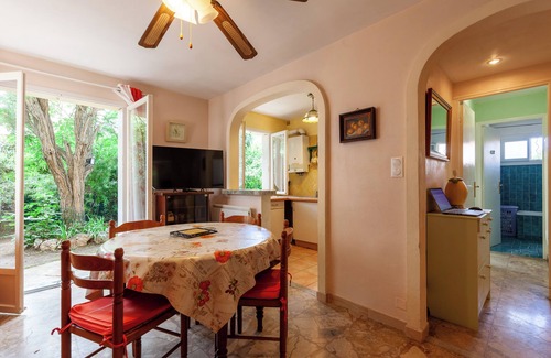 La Seyne-sur-Mer Apartment | Apartment 'Appartement Dans Cadre De Verdure' with Private Terrace, Private Garden and Wi-Fi