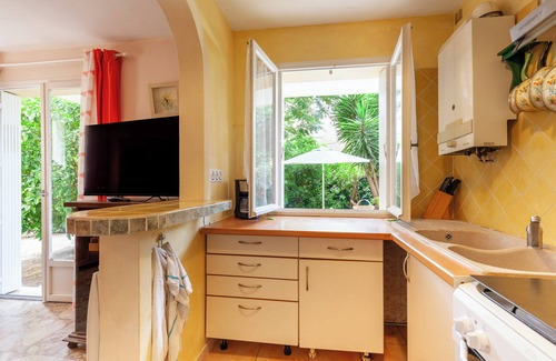 La Seyne-sur-Mer Apartment | Apartment 'Appartement Dans Cadre De Verdure' with Private Terrace, Private Garden and Wi-Fi