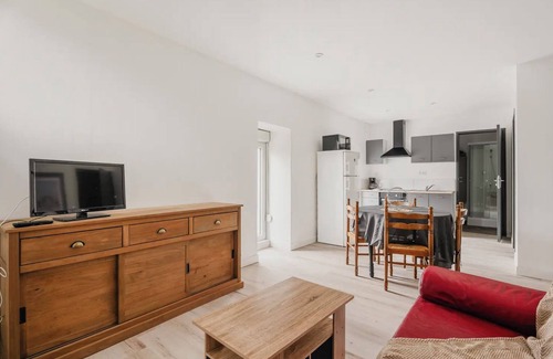 Saint-Carne Apartment | Apartment 'Appartement T2 Rénové Le Refuge' with Wi-Fi