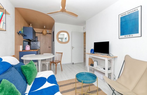 Pornichet Apartment | Apartment 'Appartement Front De Mer - Terrasse' with Sea View, Balcony and Wi-Fi