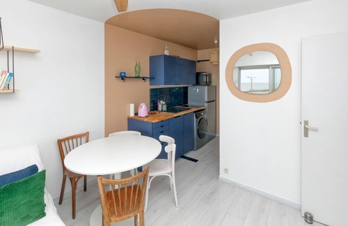 Pornichet Apartment | Apartment 'Appartement Front De Mer - Terrasse' with Sea View, Balcony and Wi-Fi