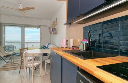 Pornichet Apartment | Apartment 'Appartement Front De Mer - Terrasse' with Sea View, Balcony and Wi-Fi