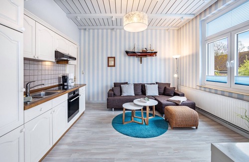 Alt-Travemunde/Ronnau Apartment | Apartment 'Äquator' with Shared Terrace, Shared Garden and Wi-Fi