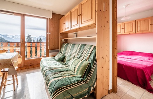 Station de Drouzin le Mont Apartment | Apartment "Au Col du Corbier" with Mountain View & Balcony