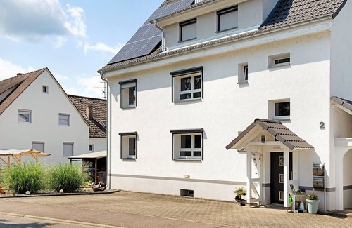 Neufrach Apartment | Apartment 'Auszeit' with Private Terrace, Shared Garden and Wi-Fi