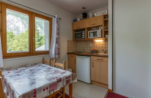 Le Bourg-d'Oisans Apartment | Apartment 'B2 Ours Blanc' with Mountain View, Shared Garden and Wi-Fi