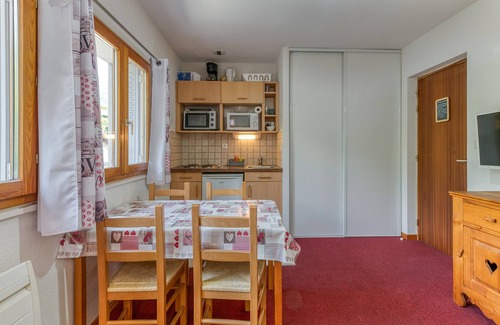 Le Bourg-d'Oisans Apartment | Apartment 'B2 Ours Blanc' with Mountain View, Shared Garden and Wi-Fi
