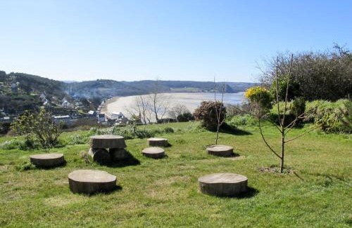 Saint-Michel-en-Greve Apartment | Apartment Belle vue sur mer by Interhome