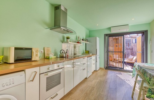 Gares Apartment | Apartment 'Beau F1 Centre-ville' with Private Terrace, Wi-Fi and Air Conditioning