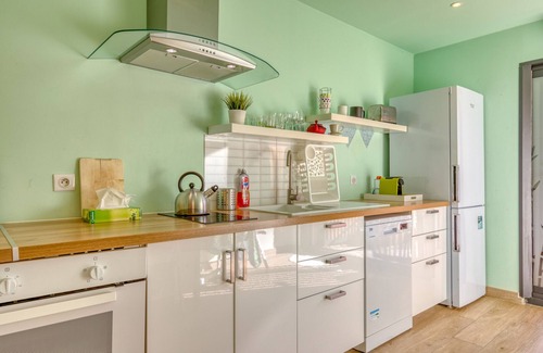 Gares Apartment | Apartment 'Beau F1 Centre-ville' with Private Terrace, Wi-Fi and Air Conditioning