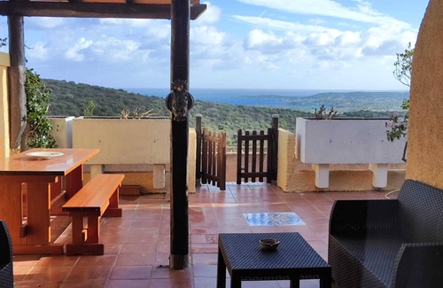 Cugnana Verde Apartment | Apartment 'Bella Vista 2' with Sea View, Wi-Fi and Air Conditioning