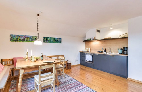 Uebersee Apartment | Apartment 'Bergfex Alte Gendarmerie Übersee' with Mountain View, Shared Garden and Wi-Fi