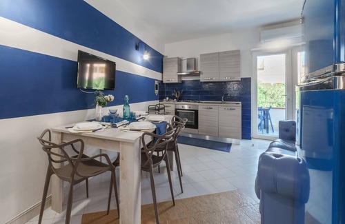Lido Marini Apartment | Apartment 'Blu Marine' with Balcony, Wi-Fi and Air Conditioning