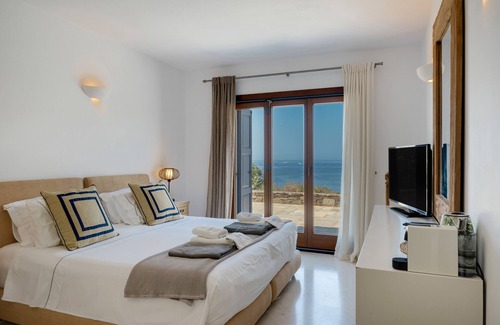 Syros House | Apartment 'Blueros - Sand Suite' with Sea View, Wi-Fi and Air Conditioning