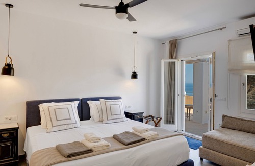 Syros House | Apartment 'Blueros - Sand Suite' with Sea View, Wi-Fi and Air Conditioning