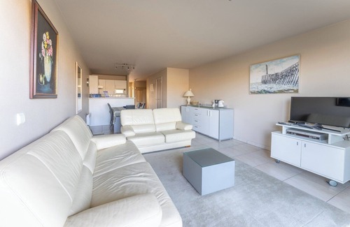 Oostduinkerke-Bad Apartment | Apartment by Belgian Coast with Sun Terrace
