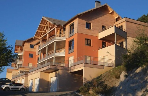 Chorges Apartment | Apartment by Lake Serre-Ponçon with Pool