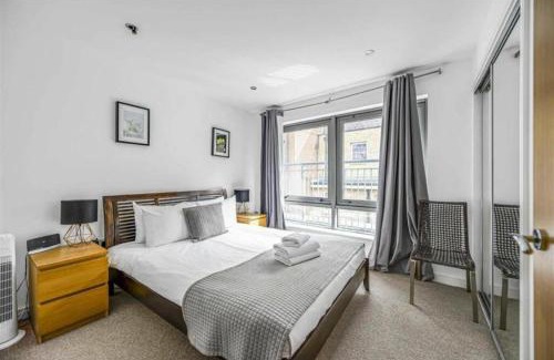 Spitalfields Apartment | Apartment by Spitalfields & Liverpool Street Station