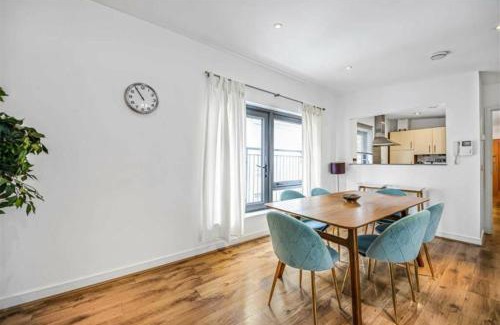 Spitalfields Apartment | Apartment by Spitalfields & Liverpool Street Station