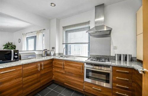 Spitalfields Apartment | Apartment by Spitalfields & Liverpool Street Station