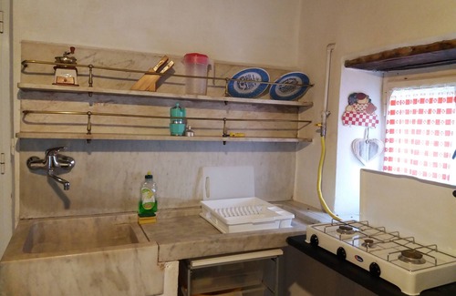 Carrodano Inferiore Apartment | Apartment 'Casa 6 Posti Letto' with Mountain View, Shared Garden and Balcony