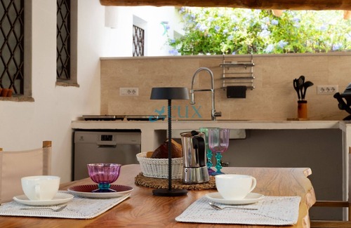 San Pantaleo Apartment | Apartment 'Casa Frangipani' with Mountain View, Wi-Fi and Air Conditioning