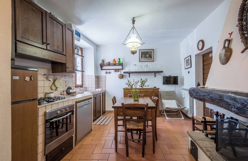 Montalcino Apartment | Apartment 'Casa Francesca' with Hills View & Courtyard