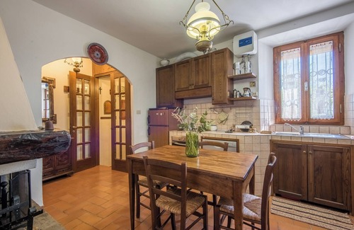 Montalcino Apartment | Apartment 'Casa Francesca' with Hills View & Courtyard