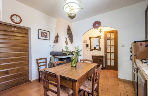 Montalcino Apartment | Apartment 'Casa Francesca' with Hills View & Courtyard