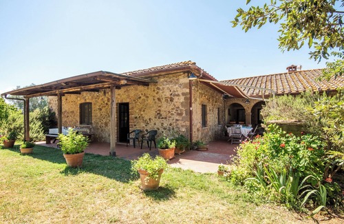 Radicondoli Apartment | Apartment 'Casa In Antico Casolare' with Mountain View, Shared Pool and Wi-Fi