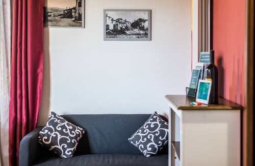 Murlo Apartment | Apartment 'Casa Rossa In Tuscan Countryside' with Private Terrace, Wi-Fi and Air Conditioning