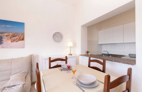 Trinita d'Agultu e Vignola Apartment | Apartment "Casa Spiaggia Molo 4" on Isola Rossa with Sea view & Balcony