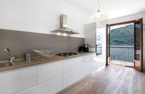 Vignola Apartment | Apartment 'Casa Vacanza Guattini' with Lake View, Balcony and Wi-Fi