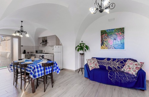 Alezio Apartment | Apartment 'Casa Vacanza Sotto La Lizza' with Private Terrace and Air Conditioning
