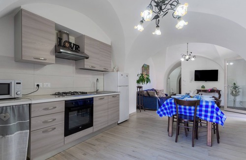 Alezio Apartment | Apartment 'Casa Vacanza Sotto La Lizza' with Private Terrace and Air Conditioning