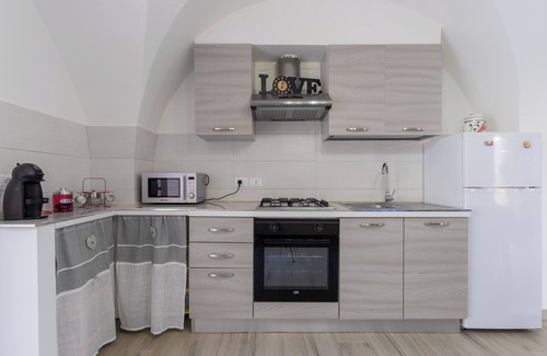 Alezio Apartment | Apartment 'Casa Vacanza Sotto La Lizza' with Private Terrace and Air Conditioning