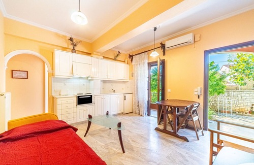 Kato Korakiana Apartment | Apartment 'Christina' with Shared Terrace, Wi-Fi and Air Conditioning