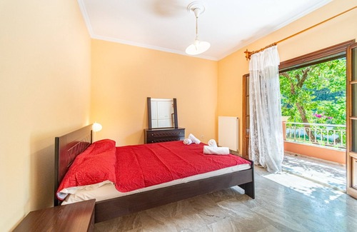 Kato Korakiana Apartment | Apartment 'Christina' with Shared Terrace, Wi-Fi and Air Conditioning